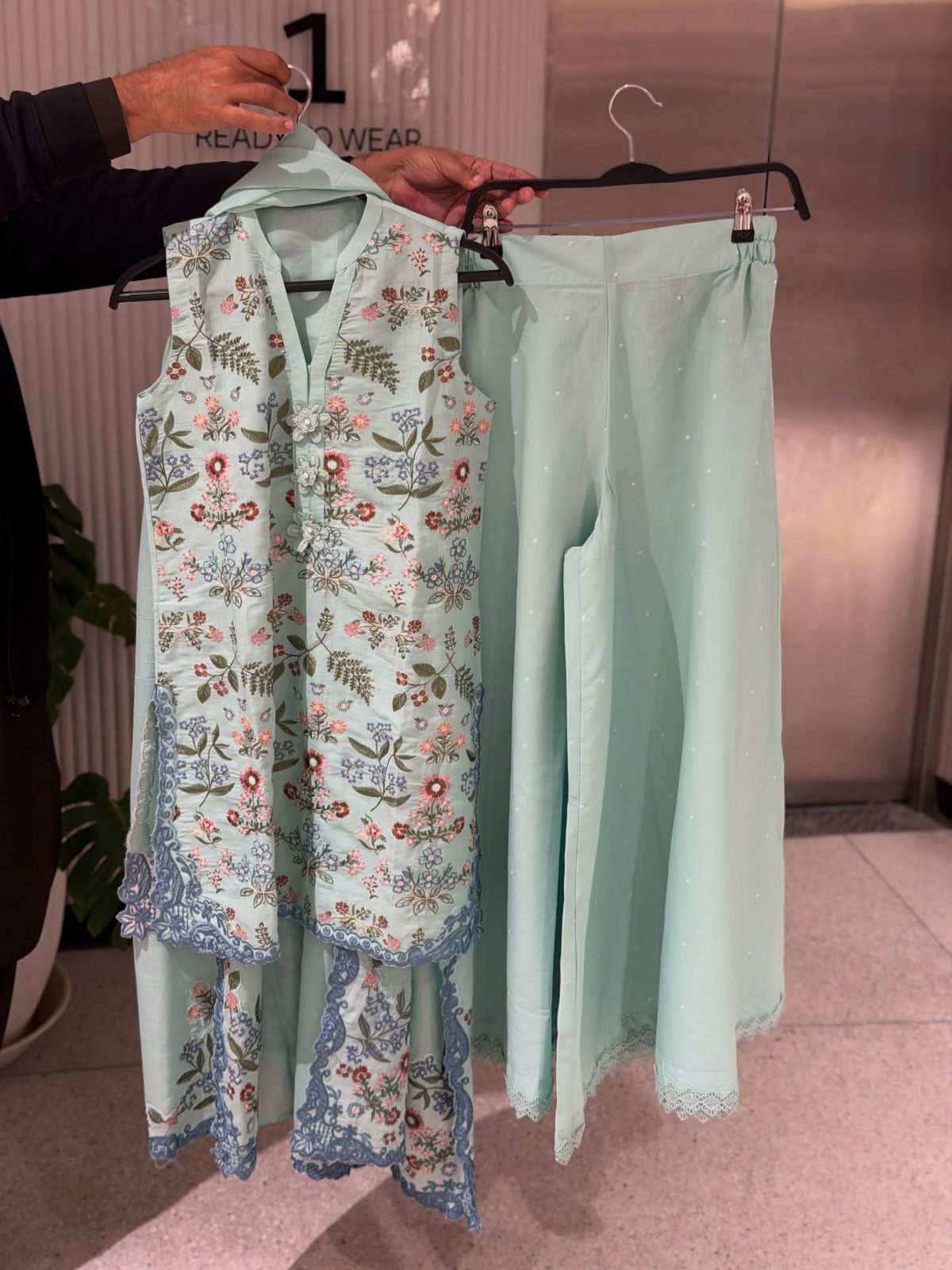 Rangreezah – Embroidered 3PC Lawn Suit